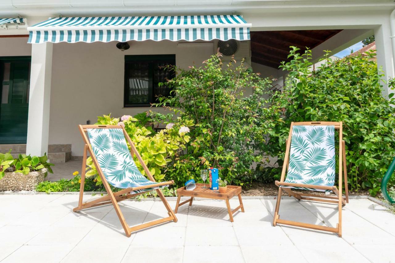 50 Meters From The Beach! Flower Apartment